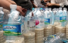 북으로 보낼 쌀 준비하는 탈북단체