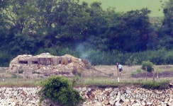 초소 앞의 북한군