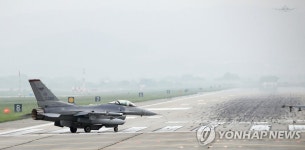 활주로 향하는 미 공군 F-16 전투기