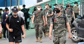 당섬 선착장 도착해 부대 향하는 해병대원들