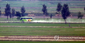 북녘 마을 큰길 달리는 버스