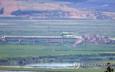 마을 큰길 달리는 버스