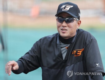 인터뷰하는 한화 최원호 감독대행