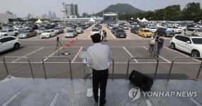 자동차 타고 입시 설명 들어요