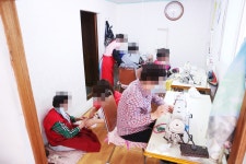 폭염에 선풍기도 없는 비좁은 방이 어르신 9명의 동시 작업장?