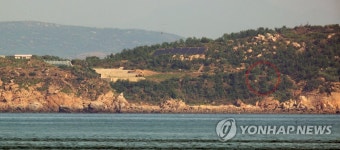 연평도에서 보이는 북한 장재도 포문