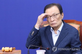 발언 듣는 민주당 이해찬 대표