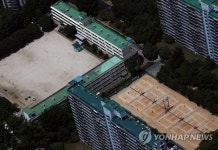 텅빈 학교 운동장, 테니스장은 북적