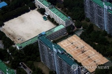텅빈 학교 운동장, 테니스장은 북적