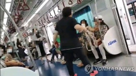 마스크 써달라 말에 지하철서 난동 승객 체포…7분간 운행지연