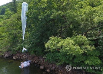 홍천서 발견된 대북전단 풍선