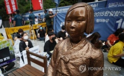 오후까지 계속되는 소녀상 옆 연좌시위