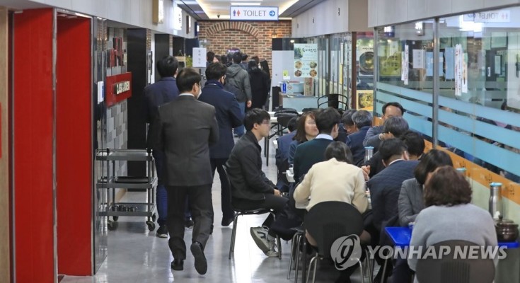 '식사시간 2부제·테이블 칸막이 설치'…음식점 방역 이렇게(종합) | 포토뉴스