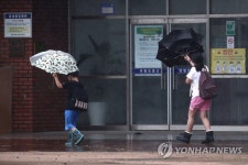 장맛비 속 하교하는 연평초교 학생들