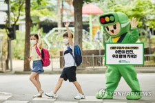 횡단보도 건널 땐 꼭 손들고 좌우를 살펴요