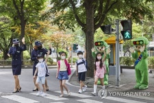 횡단보도 건널 땐 뛰지 않고 천천히