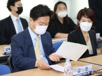 자료보는 강신일 대원국제중학교 교장