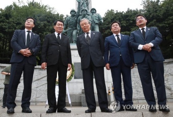 인천상륙작전기념관 방문한 김종인