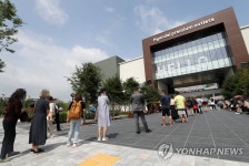 현대아울렛 대전점 오픈…거리 두기는 아쉬워