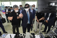 스마트제조혁신센터 방문한 안일환 차관