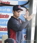 경기 지켜보는 허문회 감독