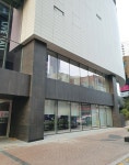 부산 한 건물 외벽 타일 떨어져 아찔…주변 통제