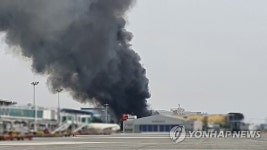 검은 연기 치솟는 서부산유통단지 창고
