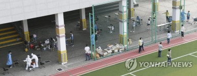 코로나19 검사 기다리는 난우초 학생들