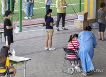 역학조사서 작성하는 초등학생들