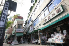 옛 명성 회복은커녕 다시 위기…부산 보수동 책방골목