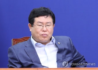 생각에 잠긴 민주당 설훈 최고위원