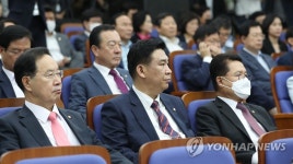 원내대표 발언 듣는 미래통합당 의원들