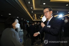 정의당 심상정 대표와 인사하는 조성부 연합뉴스 사장