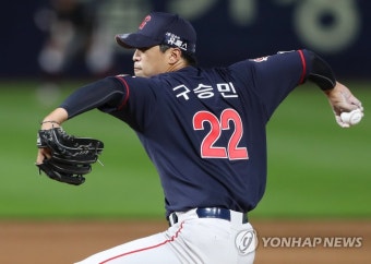 투구하는 롯데 투수 구승민