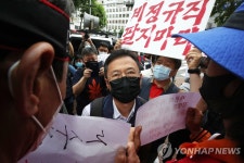 민노총 조합원 저지받는 김명환 위원장