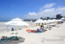 제주 협재해수욕장 찾은 피서객들