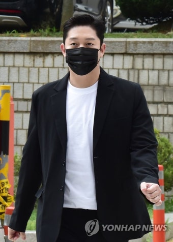 '구하라 폭행·협박' 최종범 2심 징역 1년…법정구속