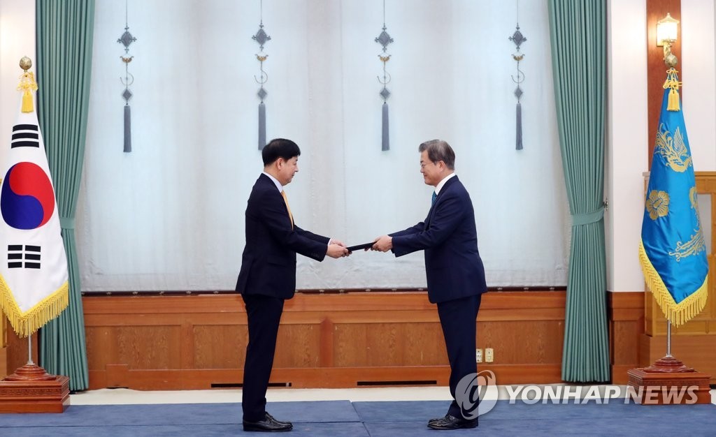 윤석열 대통령, 여러 명의 장관과 수석비서관들에게 임명장 수여