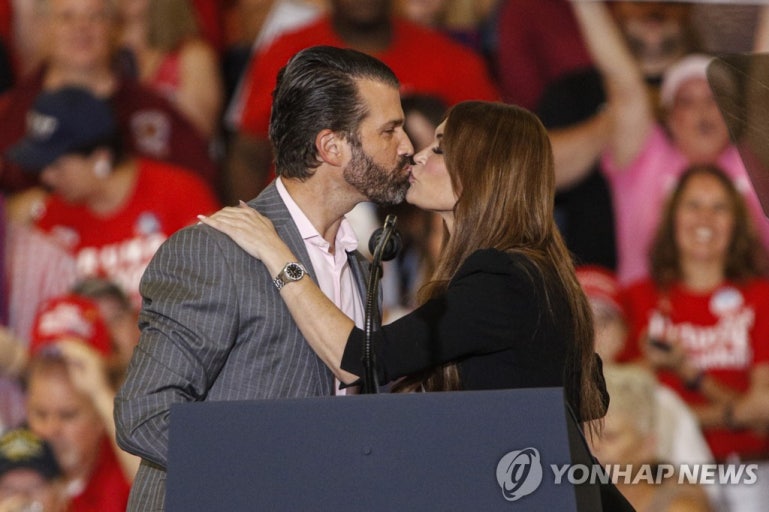 트럼프 장남 여자친구 코로나 확진…"트럼프 접촉 없어"