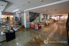 코로나 엄습…썰렁한 광주 도심 쇼핑몰