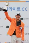 우승트로피 들고 기뻐하는 이지훈