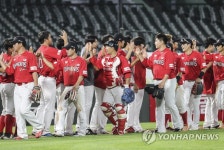 승리 기쁨 나누는 SK 선수들