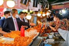 수원 영동시장 방문한 김종인