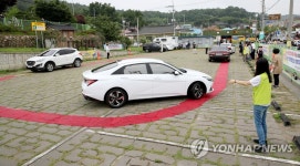 태안초등학교 앞 주차장서 차량 안내하는 녹색어머니