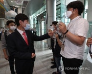 인천국제공항공사 노조원들 바라보는 하태경 의원