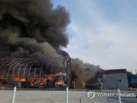 원주 메밀가루 공장서 불…소방당국 진화 중