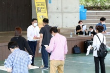 고양시, 공원 야외무대서 마스크 제조기업 채용행사 지원