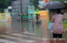 침수된 초등학교 앞