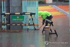 침수된 초등학교 앞