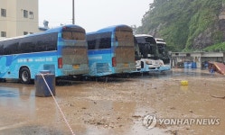 버스 차고지로 쏟아진 토사